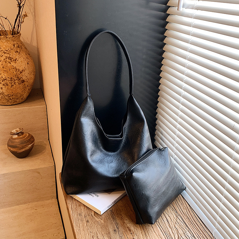 Travel Accessories Tech - حقيبة كتف نسائية كبيرة بسيطة بتصميم