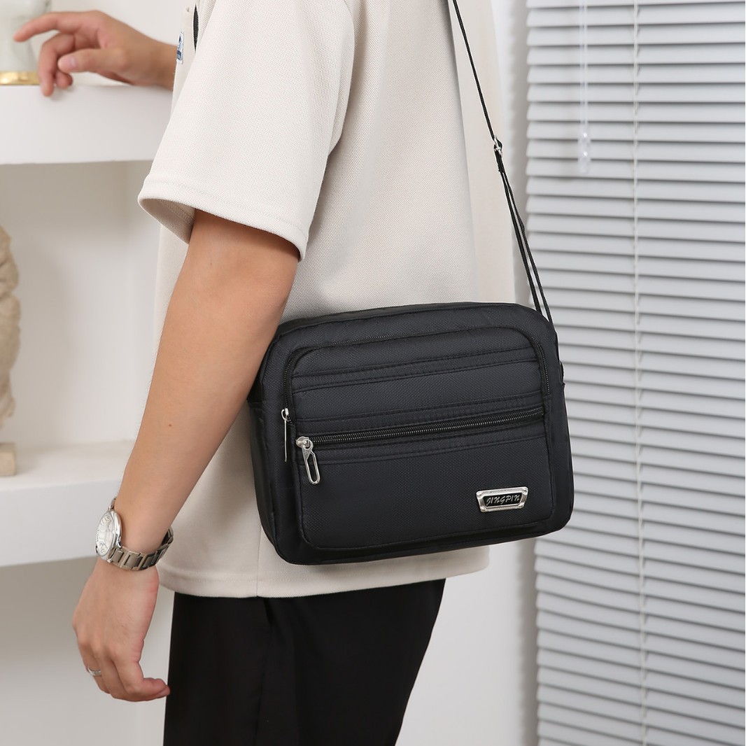 حقيبة كتف رجالية مقاومة للماء  - مراجعة Travel Accessories Tech وسعره