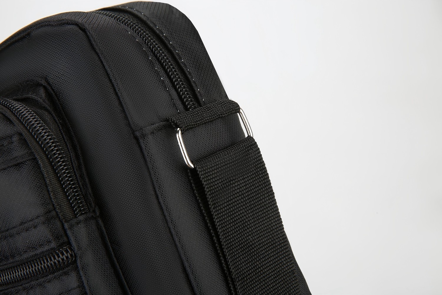حقيبة كتف رجالية مقاومة للماء  - مراجعة Travel Accessories Tech وسعره